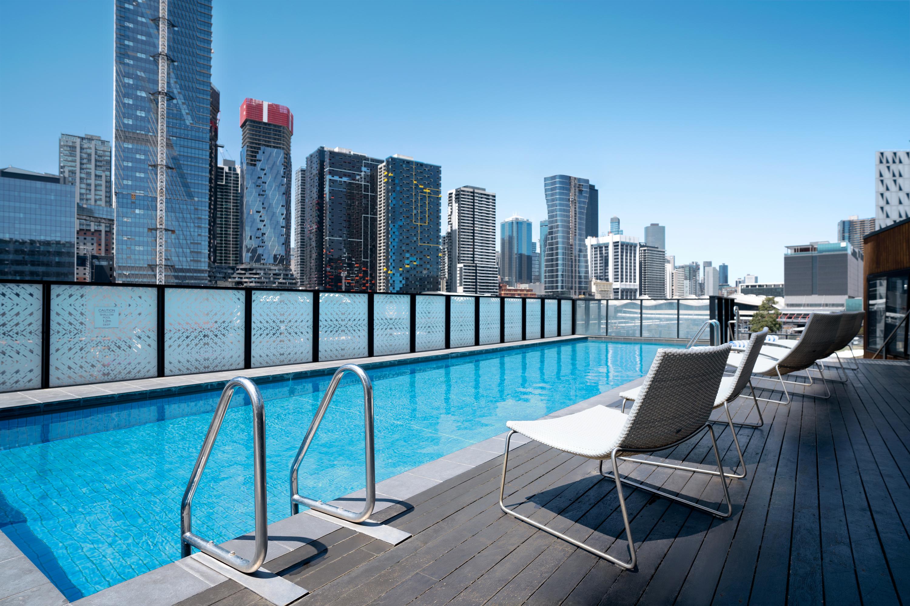 Hotel Peppers Docklands à Ville de Ville de Melbourne Extérieur photo The rooftop pool at the Emporium Hotel Southbank