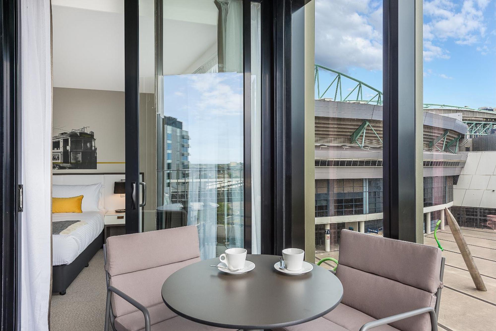 Hotel Peppers Docklands à Ville de Ville de Melbourne Extérieur photo The apartment's balcony