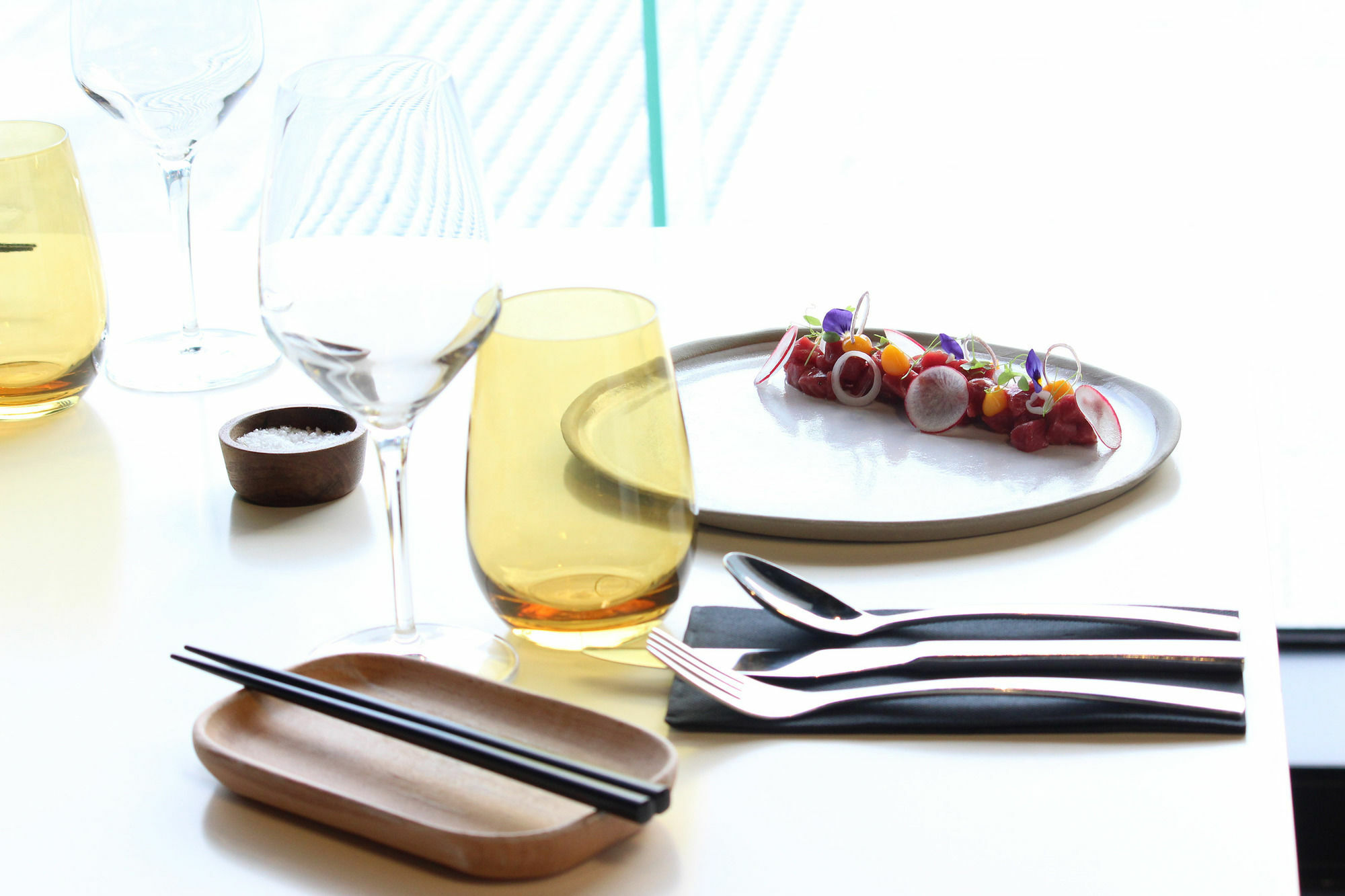 Hotel Peppers Docklands à Ville de Ville de Melbourne Extérieur photo A place setting with a plate, a glass, a wooden tray, chopsticks, a wooden bowl, a napkin, and a fork